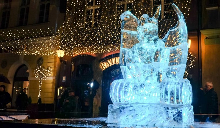Ledena skulptura pala na dijete na božićnom sajmu u Luksemburgu, umrlo je